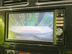 【バックカメラ】駐車時に後方がリアルタイム映像で確認できます。大型商業施設や立体駐車場での駐車時や、夜間のバック時に大活躍！運転スキルに関わらず、今や必須となった装備のひとつです！ 4