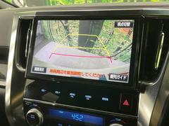 【バックカメラ】駐車時に後方がリアルタイム映像で確認できます。大型商業施設や立体駐車場での駐車時や、夜間のバック時に大活躍！運転スキルに関わらず、今や必須となった装備のひとつです！ 4