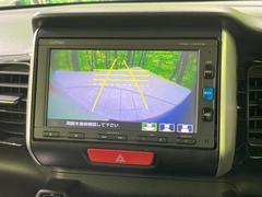 【バックカメラ】駐車時に後方がリアルタイム映像で確認できます。大型商業施設や立体駐車場での駐車時や、夜間のバック時に大活躍！運転スキルに関わらず、今や必須となった装備のひとつです！ 4