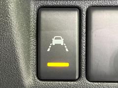 【車線逸脱警報】道路上の白（黄）線を認識し、意図せず走行中の車線からはみ出しそうになった時、メーター内の警告灯とブザーで注意喚起してくれる安心・安全機能です♪ 4