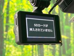 【ドライブレコーダー】安心・安全なカーライフに必須のドライブレコーダーを装備！走行中はもちろん、あおり運転や事故に遭遇した際の状況も映像で記録し、万一のリスクに備えます。 6