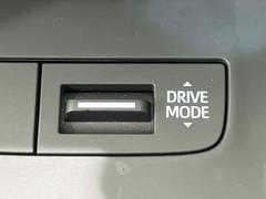 【ドライブモードスイッチ】コンフォートな乗り味からスポーティな乗り味までスイッチ一つで切り替え可能。シーンや気分に合わせたモードを選べば、いつものドライブがより一層楽しくなります♪ 7