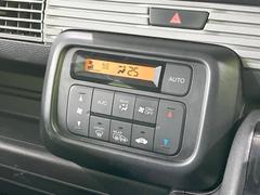 【オートエアコン】一度お好みの温度に設定すれば、車内の温度を検知し風量や温度を自動で調整。暑い…寒い…と何度もスイッチ操作をする必要はありません。快適な車内空間には必須の機能ですね♪ 7