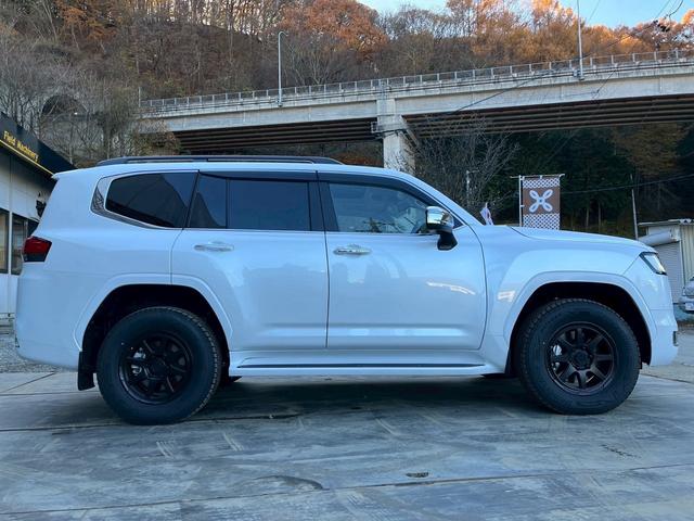 ランドクルーザー ＺＸ　４ＷＤ　本革　サンルーフ　純正ナビ　フルセグＴＶ　全方位モニター　走行７９００Ｋｍ台　車検令和９年９月　シートヒーター　プッシュスタート　スマートキー（8枚目）