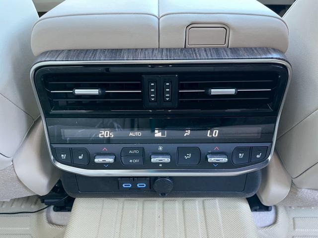 ランドクルーザー ＺＸ　４ＷＤ　本革　サンルーフ　純正ナビ　フルセグＴＶ　全方位モニター　走行７９００Ｋｍ台　車検令和９年９月　シートヒーター　プッシュスタート　スマートキー（22枚目）