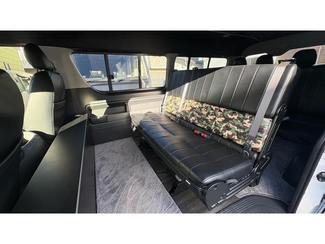 ワークヴォックス社のＲＥＶＯシートというカスタムシートを使用して前向き後ろ向き可能なフルフラットシートによりキャンピングカーのように使用可能です。乗車定員は１０人！