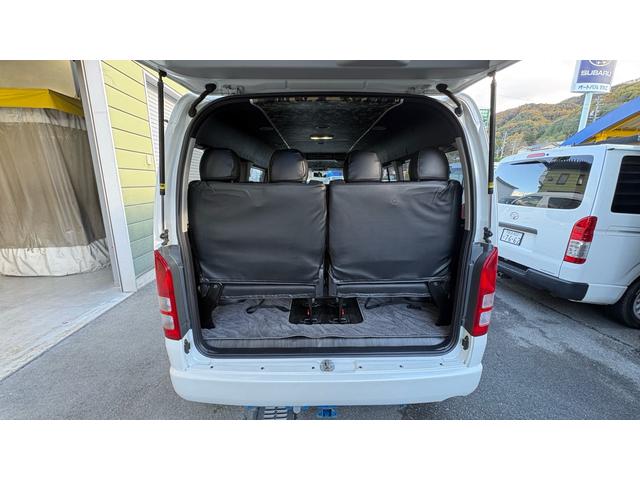 後部の４人掛けシート展開状態。