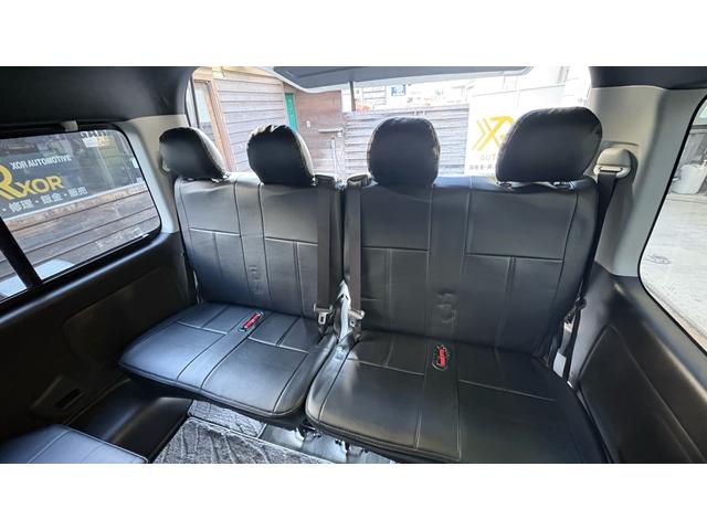 後部の４人掛けシート。