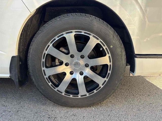 ホイールはファブレス社の１６インチ。他にも強化ショック、強化トーションバー、ＬＳＤまで組んでありますので走破性、走行能力抜群です！