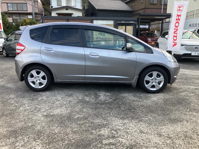 フィット スポーティエディション パワーウィンドウ キーレスエントリー ABS 盗難防止システム エアコン パワーステアリング 運転席エアバッグ(4枚目)