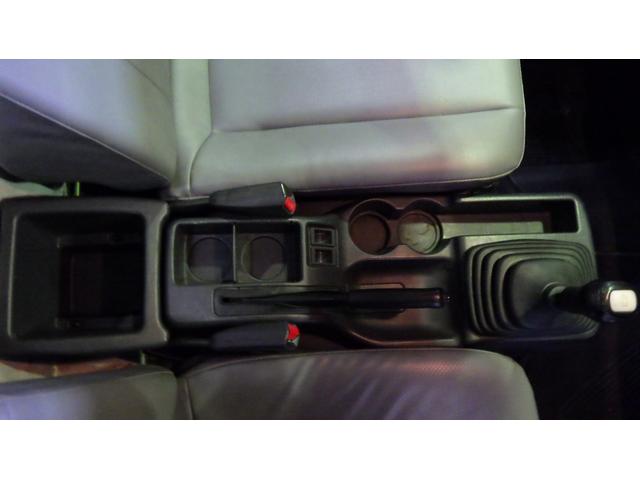 サンバートラック 　パートタイム４ＷＤ　５速マニュアル　白　走行距離１３．３万キロ　エアコン　運転席エアバッグ　手動ウィンドウ（33枚目）