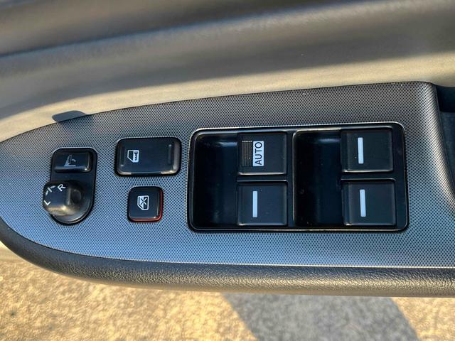 ヌエラ 　ドライブレコーダー　ＥＴＣ　バックカメラ　ナビ　アルミホイール　オートライト　ＡＴ　シートヒーター　電動格納ミラー　ＣＤ　ミュージックプレイヤー接続可　エアコン　パワーウィンドウ　運転席エアバッグ（21枚目）