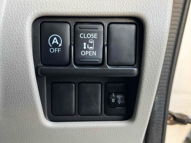 パワースライドドア装備でドアの開閉もスイッチ一つでとても簡単です。スライドドアは坂道では大人でも重くなる事があるので老若男女問わず人気の装備ですよ。