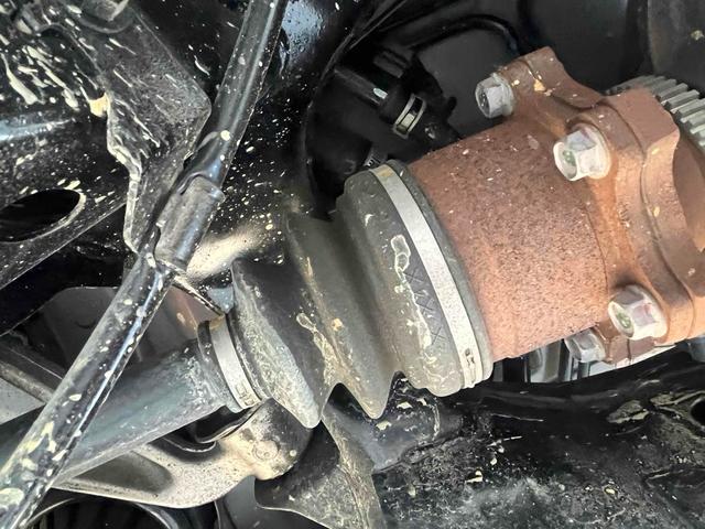 スカイライン ３７０ＧＴ　タイプＰ　ＥＴＣ　バックカメラ　オートクルーズコントロール　ＡＴ　オートライト　ＨＩＤ　スマートキー　電動格納ミラー　シートヒーター　アルミホイール　パワーシート　盗難防止システム　衝突安全ボディ　ＡＢＳ（79枚目）