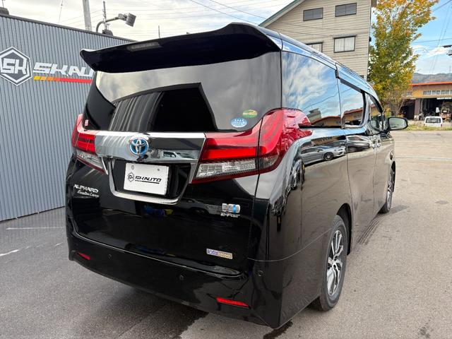 アルファードハイブリッド エグゼクティブラウンジ インテリジェントクリアランスソナー 電動Rゲート シートヒータ 黒革シート ブルーレイ ナビ バックモニタ- USB LEDライト アイドリングストップ 横滑り防止機能 4wd 3列シート Pシート(3枚目)