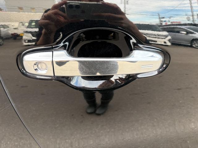 アルファードハイブリッド エグゼクティブラウンジ インテリジェントクリアランスソナー 電動Rゲート シートヒータ 黒革シート ブルーレイ ナビ バックモニタ- USB LEDライト アイドリングストップ 横滑り防止機能 4wd 3列シート Pシート(13枚目)