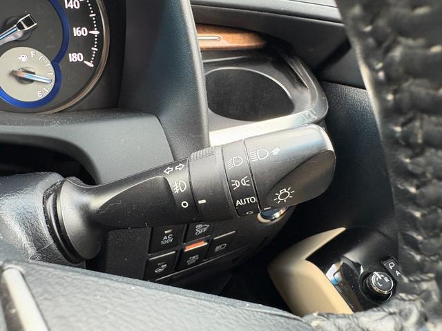 アルファードハイブリッド エグゼクティブラウンジ インテリジェントクリアランスソナー 電動Rゲート シートヒータ 黒革シート ブルーレイ ナビ バックモニタ- USB LEDライト アイドリングストップ 横滑り防止機能 4wd 3列シート Pシート(28枚目)