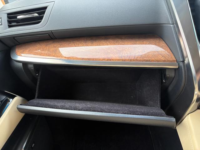 アルファードハイブリッド エグゼクティブラウンジ インテリジェントクリアランスソナー 電動Rゲート シートヒータ 黒革シート ブルーレイ ナビ バックモニタ- USB LEDライト アイドリングストップ 横滑り防止機能 4wd 3列シート Pシート(33枚目)