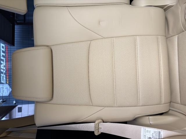 アルファードハイブリッド エグゼクティブラウンジ インテリジェントクリアランスソナー 電動Rゲート シートヒータ 黒革シート ブルーレイ ナビ バックモニタ- USB LEDライト アイドリングストップ 横滑り防止機能 4wd 3列シート Pシート(41枚目)