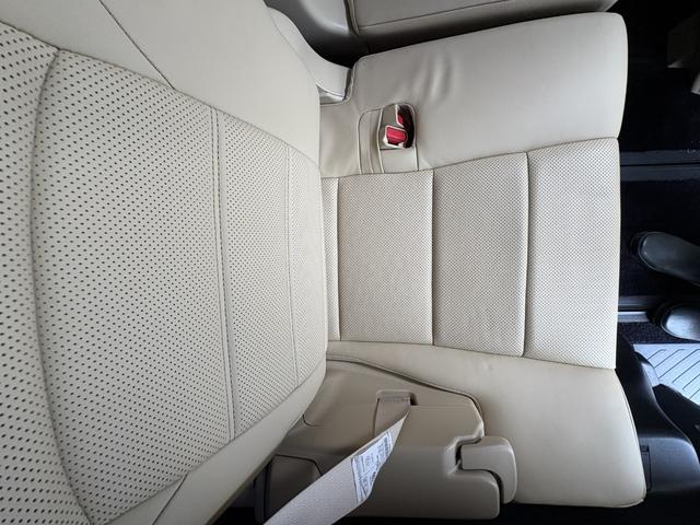 アルファードハイブリッド エグゼクティブラウンジ インテリジェントクリアランスソナー 電動Rゲート シートヒータ 黒革シート ブルーレイ ナビ バックモニタ- USB LEDライト アイドリングストップ 横滑り防止機能 4wd 3列シート Pシート(42枚目)