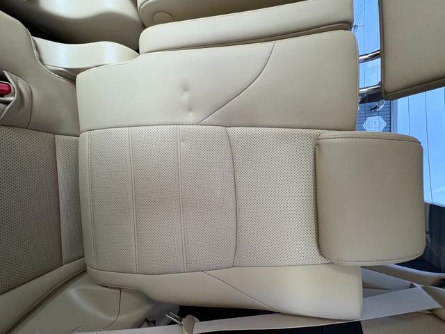 アルファードハイブリッド エグゼクティブラウンジ インテリジェントクリアランスソナー 電動Rゲート シートヒータ 黒革シート ブルーレイ ナビ バックモニタ- USB LEDライト アイドリングストップ 横滑り防止機能 4wd 3列シート Pシート(43枚目)