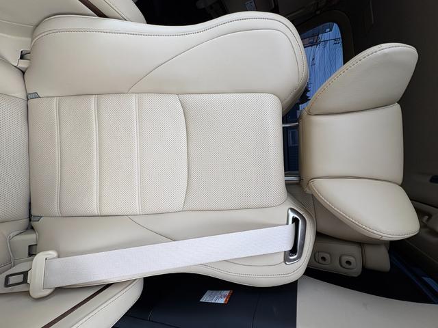 アルファードハイブリッド エグゼクティブラウンジ インテリジェントクリアランスソナー 電動Rゲート シートヒータ 黒革シート ブルーレイ ナビ バックモニタ- USB LEDライト アイドリングストップ 横滑り防止機能 4wd 3列シート Pシート(45枚目)