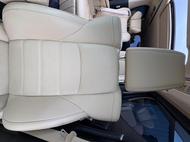 アルファードハイブリッド エグゼクティブラウンジ インテリジェントクリアランスソナー 電動Rゲート シートヒータ 黒革シート ブルーレイ ナビ バックモニタ- USB LEDライト アイドリングストップ 横滑り防止機能 4wd 3列シート Pシート(47枚目)