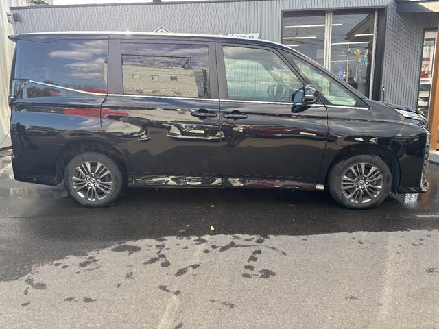 ヴォクシー Ｓ－Ｚ　ダブルエアコン　横滑り防止　ＡＢＳ　クルコン　衝突軽減システム　キーレス　スマキー　パワーウィンドウ　パワーステアリング　ＬＥＤヘッドライト　フルフラット　車線逸脱警報　ナビ　オートライト　４ＷＤ（2枚目）