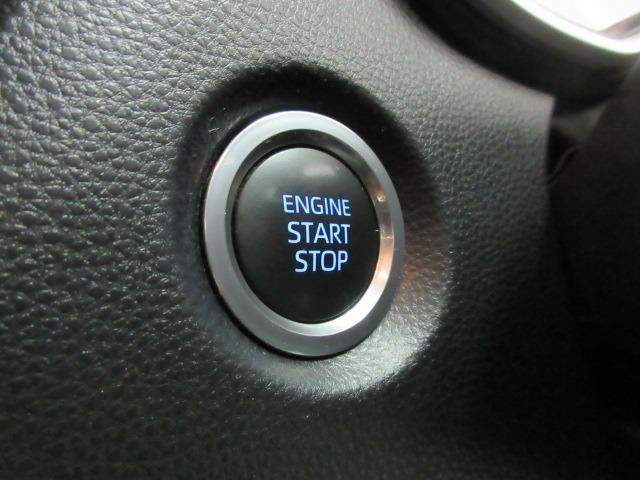 スマートキーが車内のどこかにあれば、ブレーキペダルを踏みながらボタンを押すとエンジンスタートします。