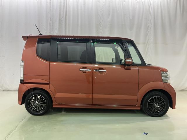 右側前後ドアに補修後がありますが運転びは支障ありません。詳しくはスタッフまでお尋ねください。