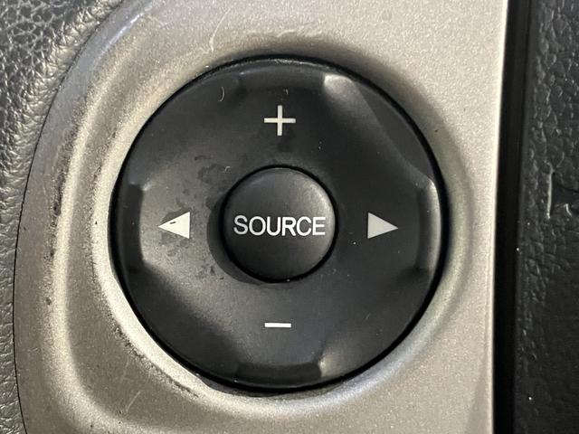 ハンドルの左側には、オーディオのチャンネル、モード、音量などを切り替えるスイッチが付いてます。走行中にモニターを注視しないよう便利な機能です。