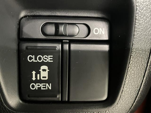 左側電動スライドドアです。ドアノブだけでなく運転席でもスイッチひとつでコントロールできます。