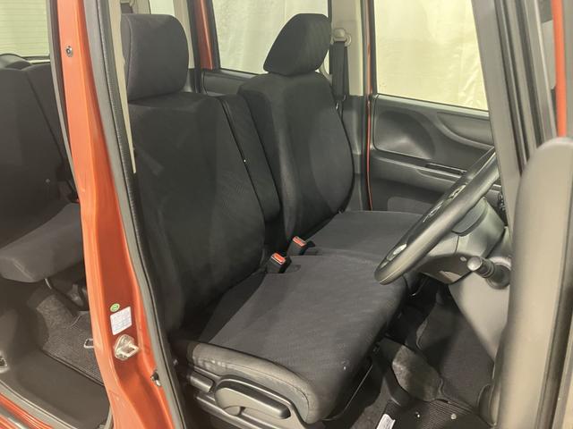 運転席と助手席です。クリーニング専門のスタッフにより隅々まできれいに仕上げております。乗り出しから気持ちよくお使いいただけます。