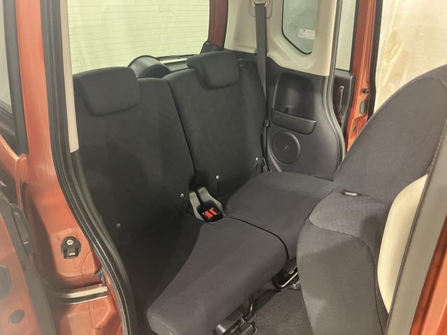 後部座席です。こちらもクリーニング専門のスタッフにより奇麗に仕上げております。後部座席の方も気持ちよくドライブを楽しめますね。