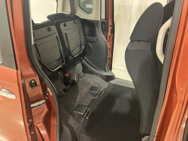 後部座席の座面を跳ね上げることができます。