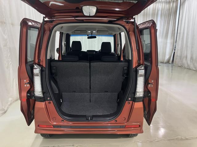 ラゲッジルームです。広々としており沢山の荷物を載せられます。また、セダンと違い間口が低いので荷物の載せ降ろしも楽ですよ。