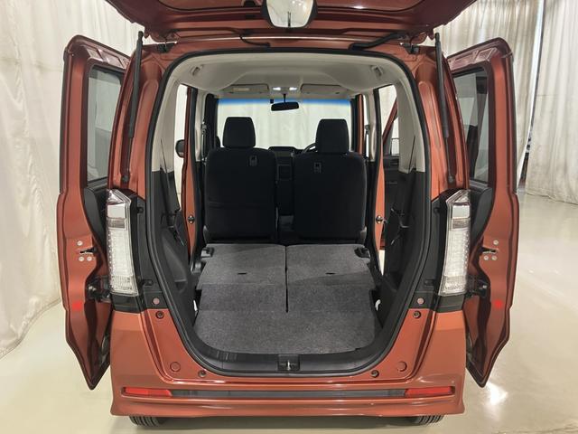 リヤシートを全倒すると、より大きな荷物を載せられます。