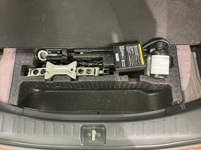 パンク修理キット搭載です。スペアタイヤでない分、ラゲッジスペースが広く使えます。