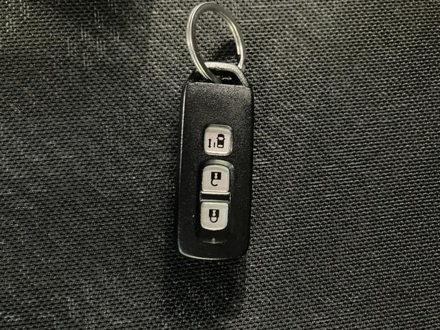 今の時代当たり前のようになってきたスマートキー、ポケットやカバンの中に入れておくだけでドアロックの開閉やエンジンスタートが簡単にできちゃいます。