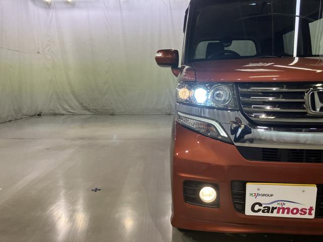 ＨＩＤヘッドライトです。従来のハロゲンライトより明るく路面を照らしてくれます。明るいからといってスピードを出しすぎないようにね。