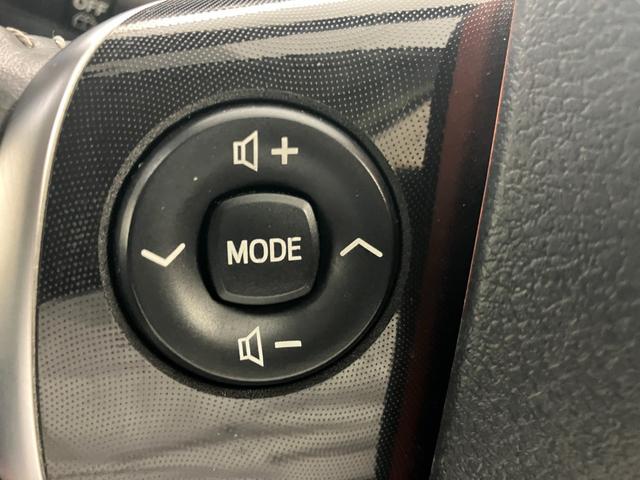 ハンドルの左側には、オーディオのチャンネル、モード、音量などを切り替えるスイッチが付いてます。走行中にモニターを注視しないよう便利な機能です。