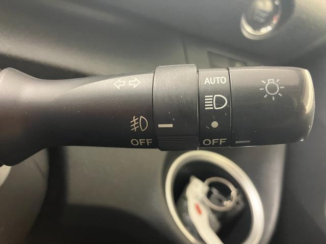 オートライト付です。オートライトにセッティングしておくと暗くなると自動でヘッドライトが点灯し、明るくなると自動で消灯します。