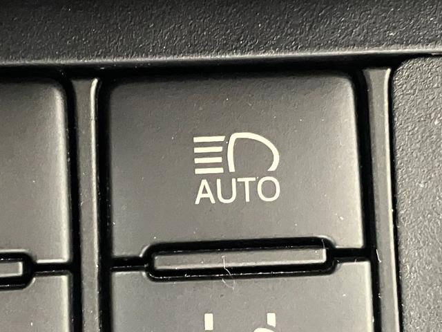 自動ハイビームです。装置をＯＮにしておくと、自車の前方に他車のヘッドライトかテールライトを自動で感知。前方に他車がいる場合は自動でロービーム、他車がいない場合は自動でハイビームに切り替わってくれます。