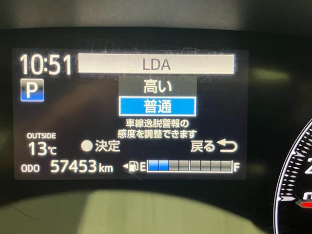 レーンディパーチャーアラート付です。ウインカーを出さずに車線を逸脱しようとすると、ブザーとディスプレイで注意喚起し、ステアリング制御が作動しドライバーに車線逸脱防止を促してくれます。