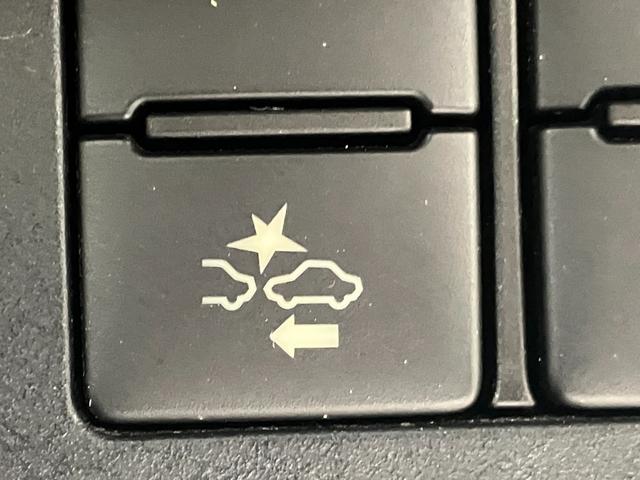 プリクラッシュセーフティーです。カメラとレーダーで自車前方の車両を検知しブザーとディスプレイで注意喚起しブレーキをアシスト、またはブレーキがかかり衝突回避か緩和をします。