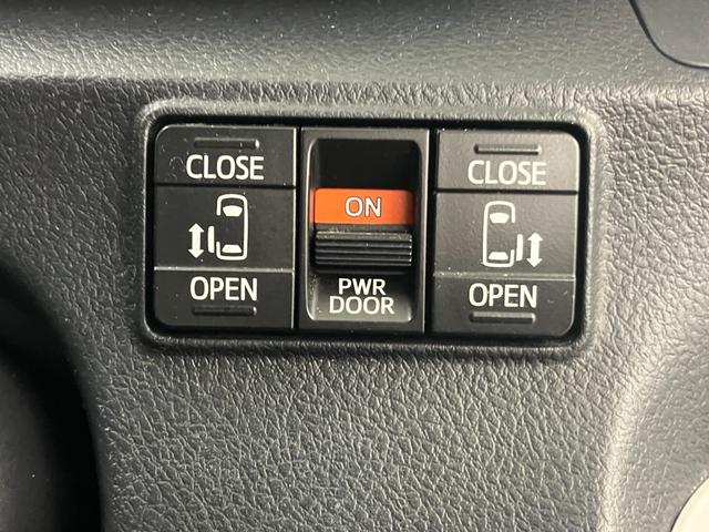 両側電動スライドドアです。各ドアノブだけでなく、運転席でも両側のスライドドアをスイッチひとつでコントロールできます。