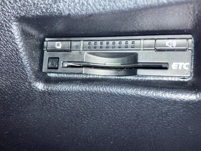 ＥＴＣ付です。ＥＴＣは料金所を一旦停止し係員と料金のやり取りする手間時間が省けるだけでなく、賢く使えば割引が効いたり、マイレージサービスが受けられるなどお得な装備です。