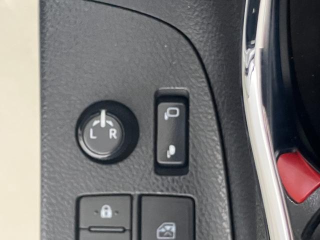 ドアミラーは、格納と角度調整共に電動です。運転席に座りながら最適な角度に調整でき、乗降時にはボタン一つで開閉ができ便利です。