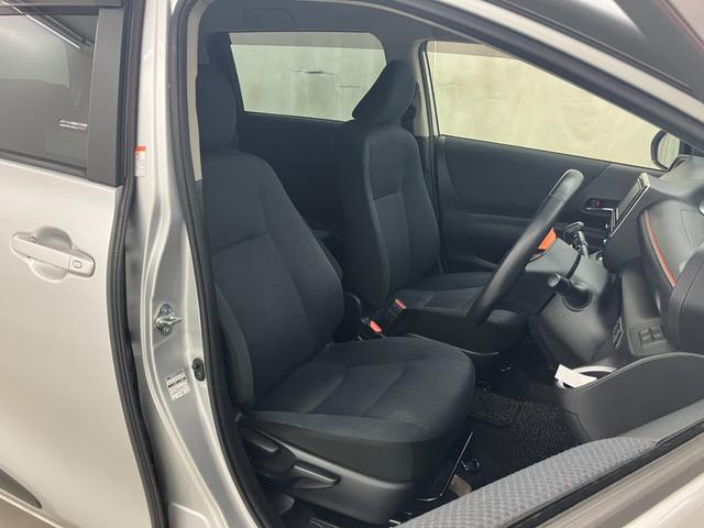 運転席と助手席です。クリーニング専門のスタッフにより隅々まできれいに仕上げております。乗り出しから気持ちよくお使いいただけます。