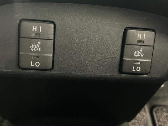 運転席と助手席にシートヒーターが付いてます。冬の寒いときでも直ぐにポカポカ。